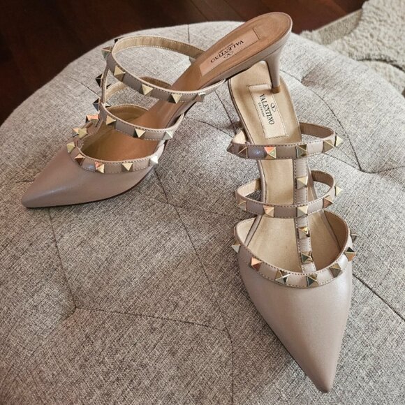 VALENTINO GARAVANI Rockstud Patent Leather Mules 50MM, size 38.5, color Poudre - Picture 5 of 12